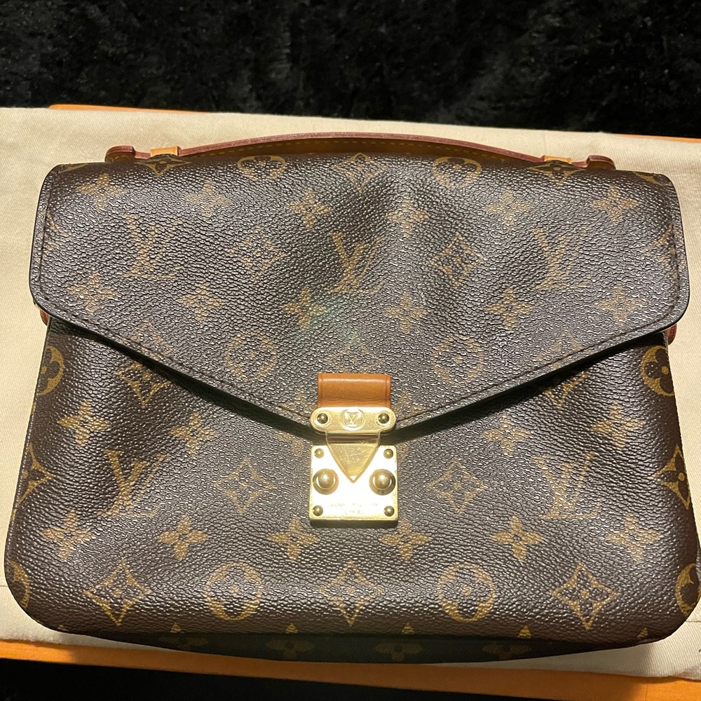 Louis Vuitton Pochette Metis.